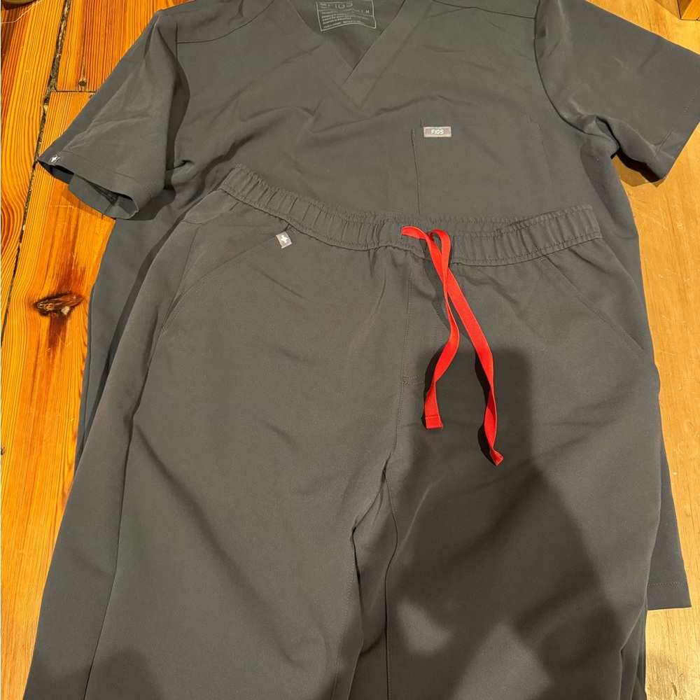 MENS Gray FIGS Scrub Set with Red Drawstring